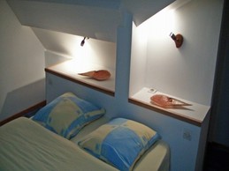 chambre de 20 m² pour deux personnes avec un lit de 140 et meubles de rangement