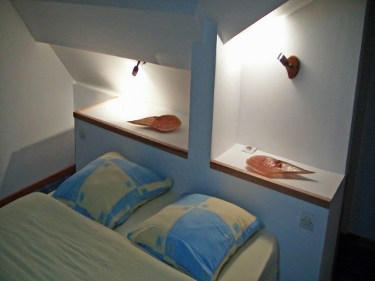 chambre de 20 m² pour deux personnes avec un lit de 140 et meubles de rangement