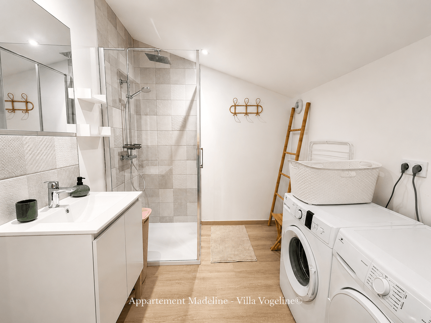 Salle de bain avec douche