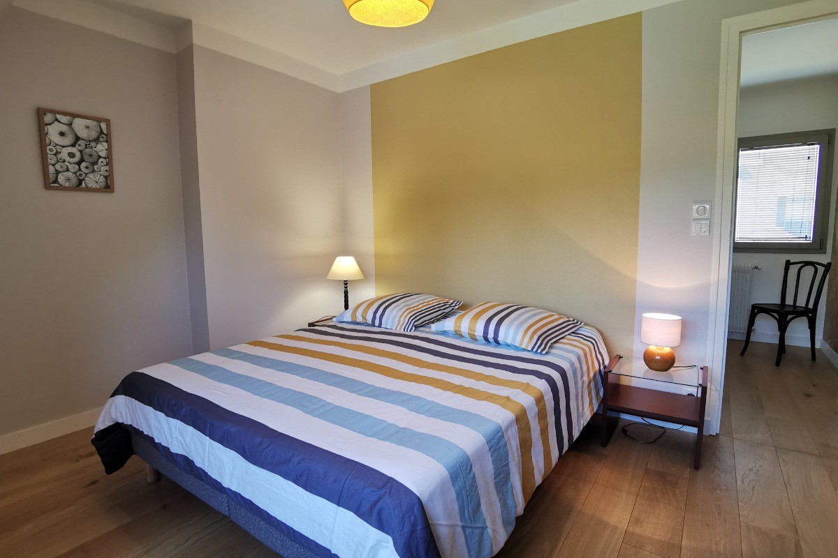 A l'étage une chambre avec un lit 160