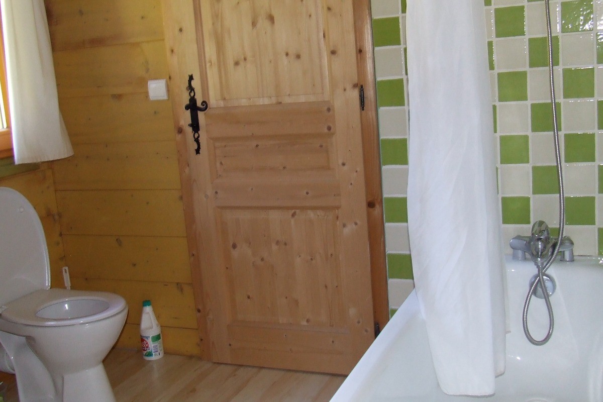 Salle de bain avec baignoire