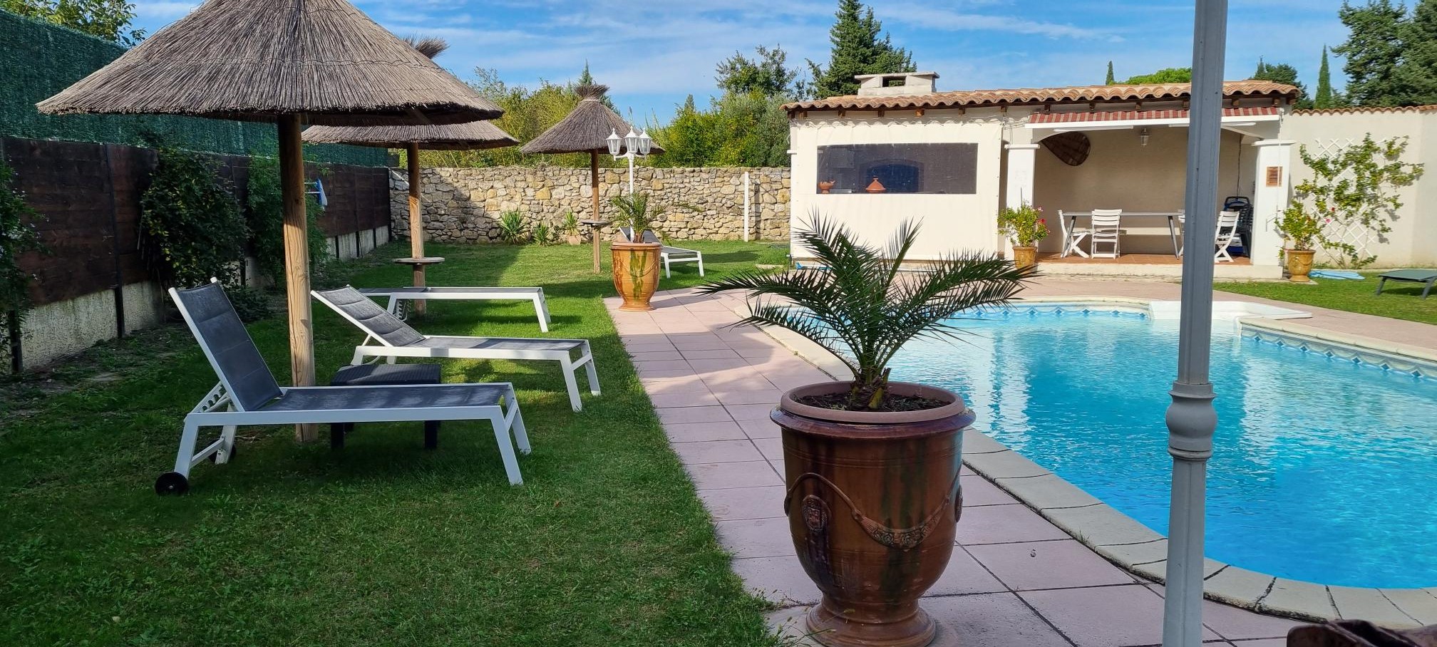 Les abords de la piscine
