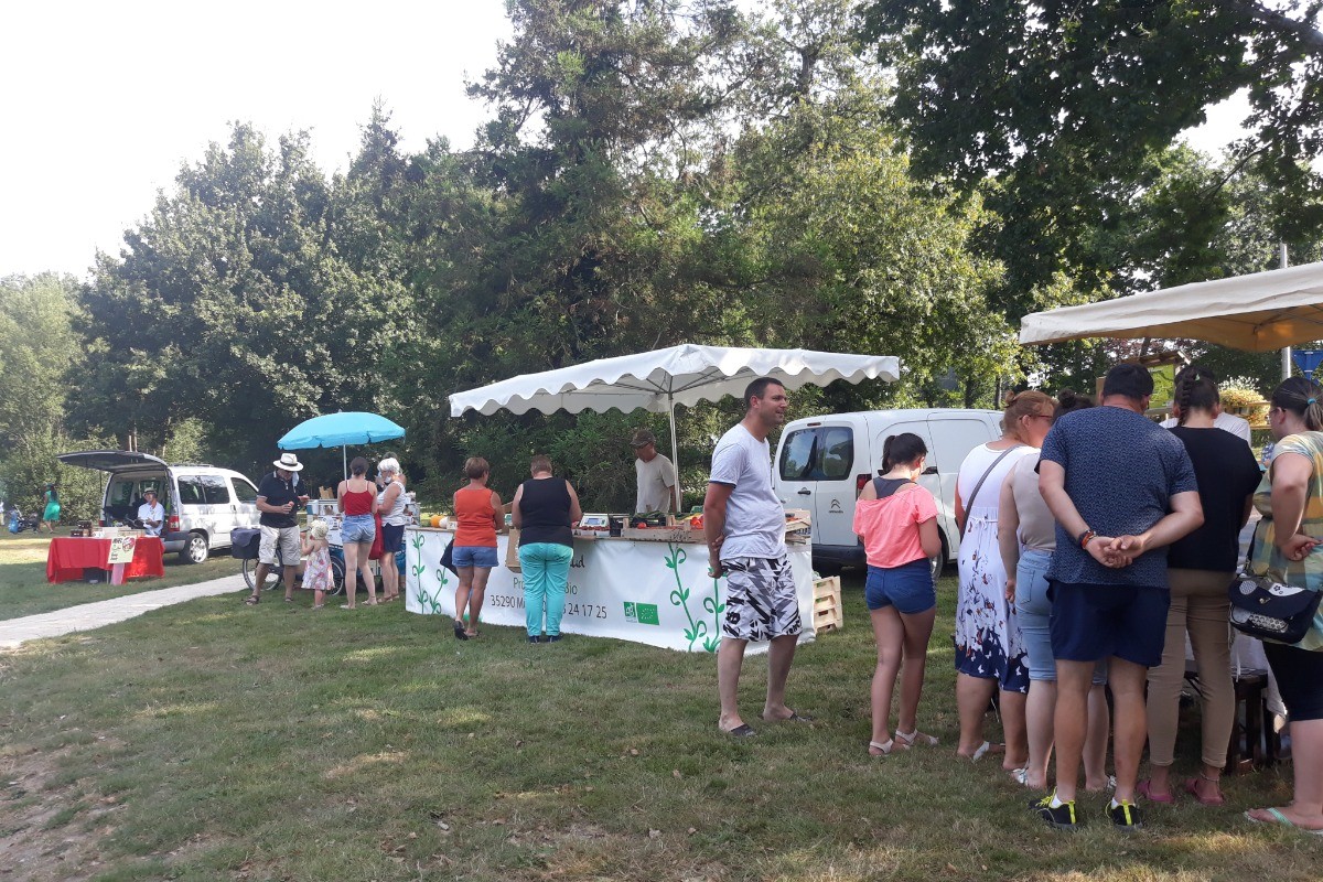 Un petit souvenir ? La vitrine vous propose des cadeaux à offrir ou à vous offrir pour ramener chez vous un petit coin de Bretagne. Un marché des producteurs à également lieu sur notre parc. Des tarifs attractifs pour satisfaire tous les budgets.