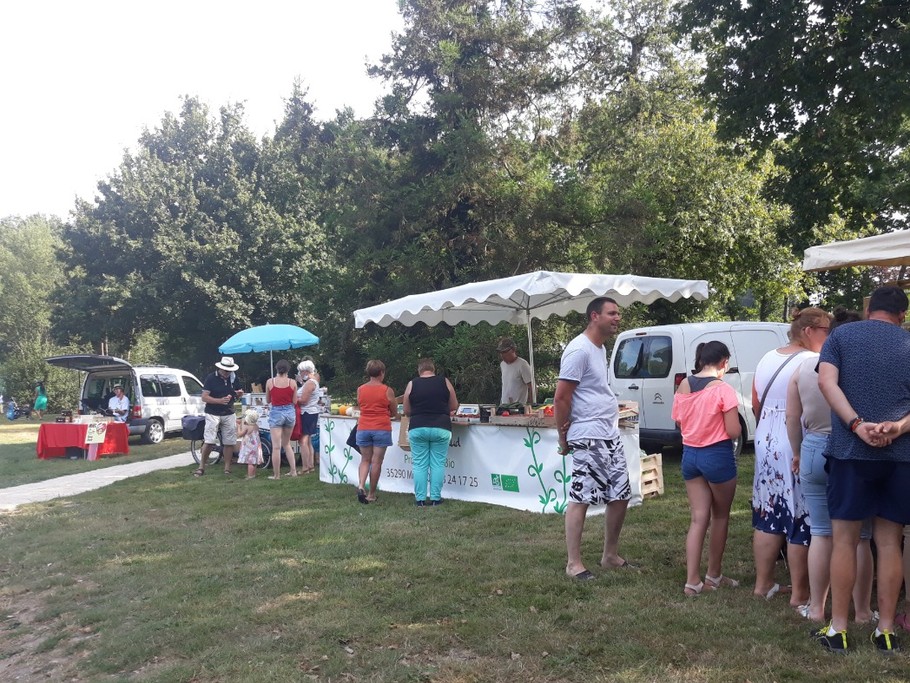 Un petit souvenir ? La vitrine vous propose des cadeaux à offrir ou à vous offrir pour ramener chez vous un petit coin de Bretagne. Un marché des producteurs à également lieu sur notre parc. Des tarifs attractifs pour satisfaire tous les budgets.