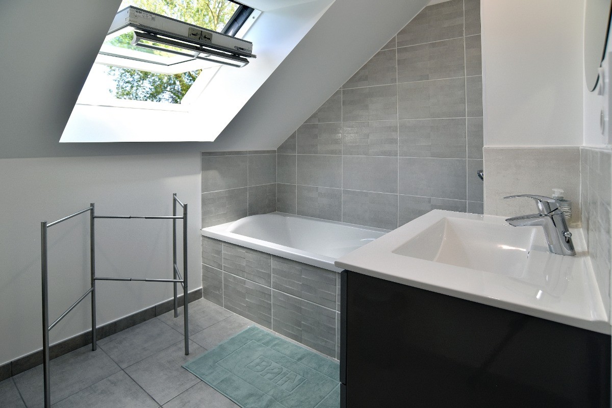 Salle de bain étage avec baignoire