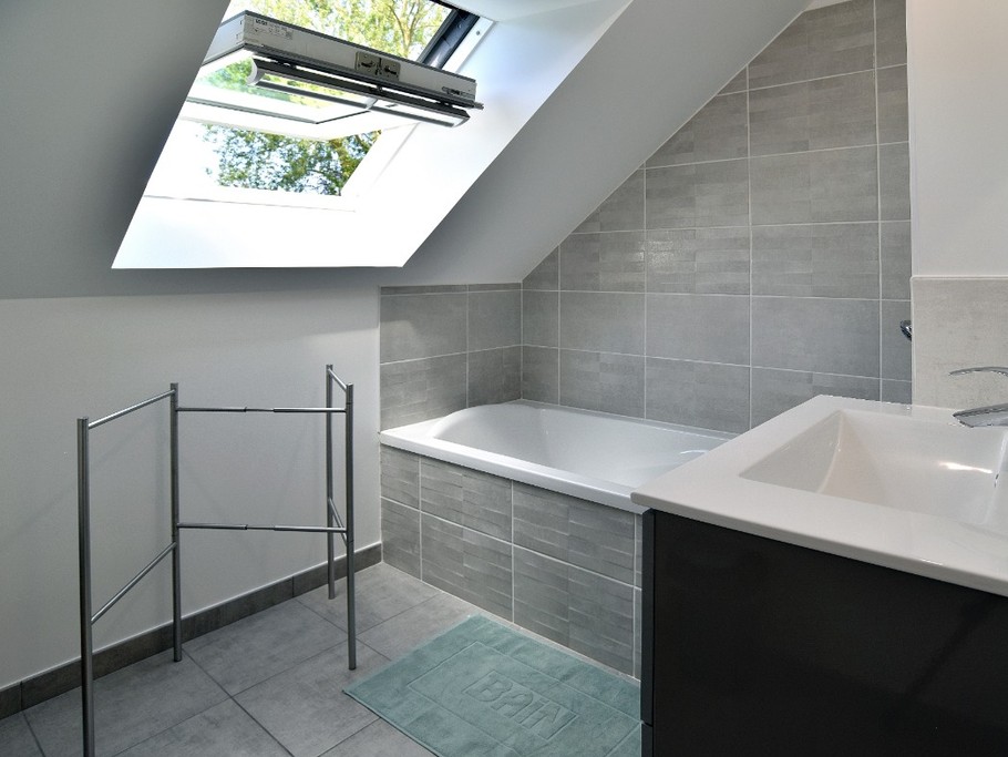 Salle de bain étage avec baignoire