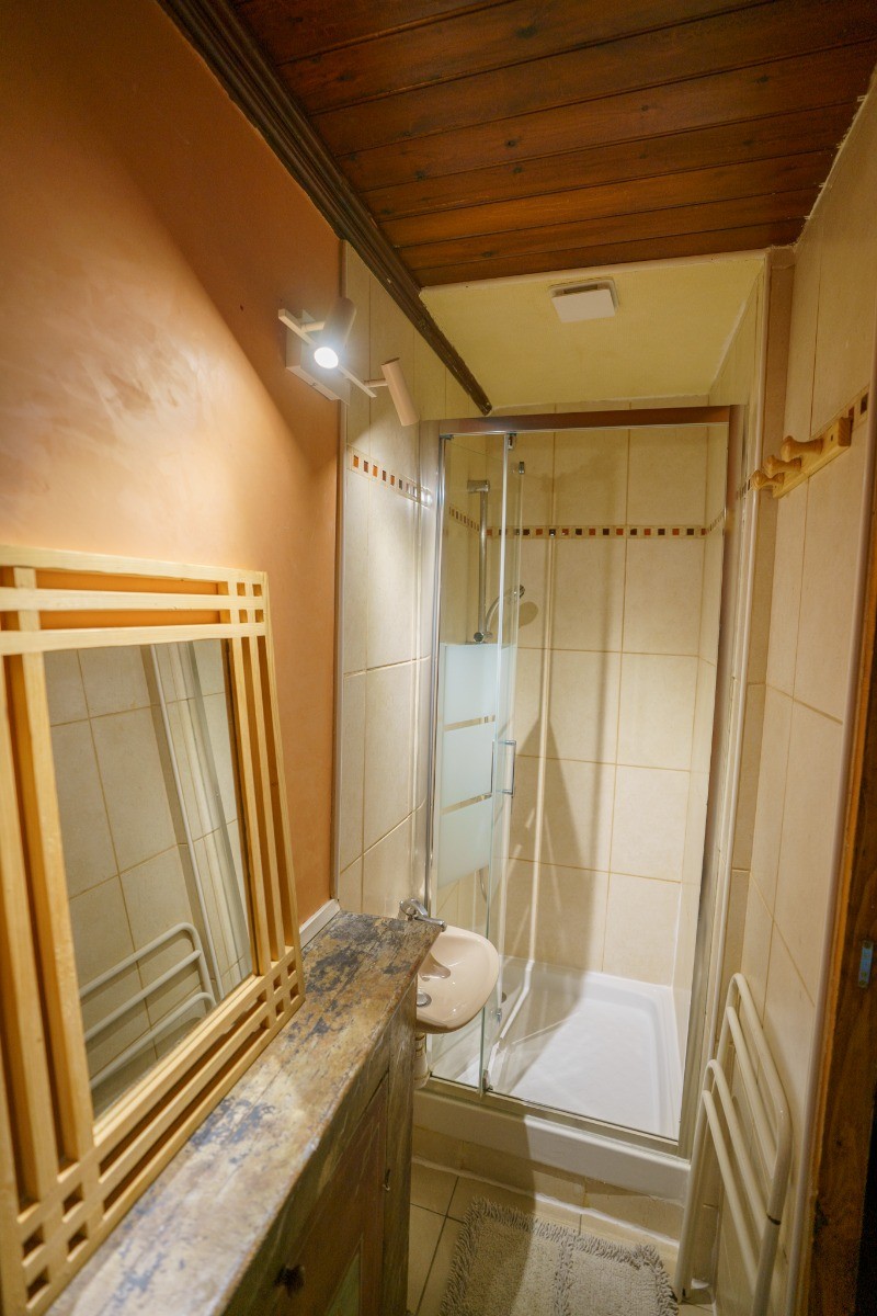Chambre 5 pour 2 personnes au 1er étage - 1 lit 160x200 ou 2 lit 80x200 cm + 1 lit 90x190 cm. 
Avec salle d'eau et WC privatifs.
