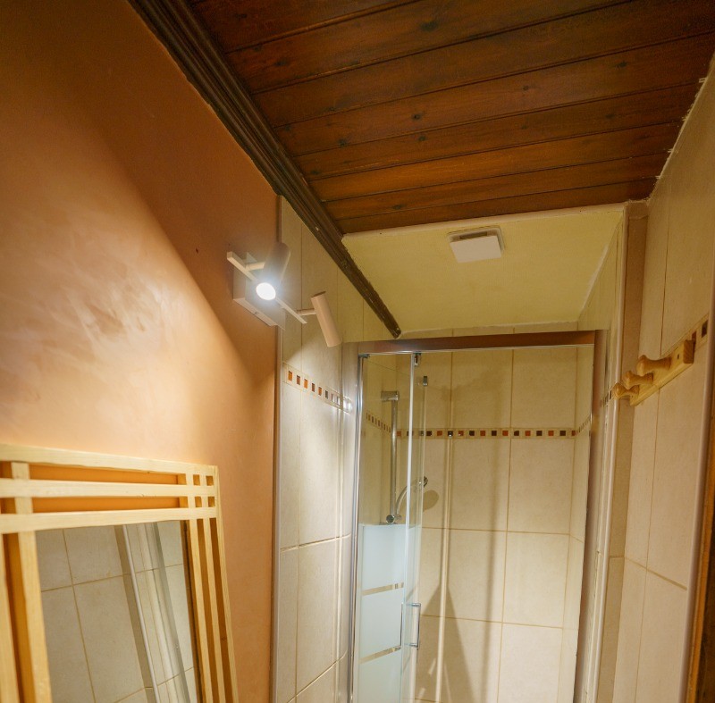 Chambre 5 pour 2 personnes au 1er étage - 1 lit 160x200 ou 2 lit 80x200 cm + 1 lit 90x190 cm. 
Avec salle d'eau et WC privatifs.