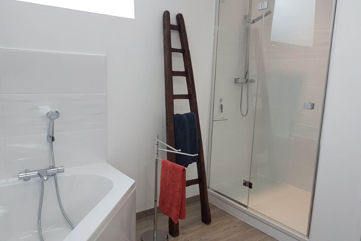 Douche et baignoire d'angle grandes dimension dans la salle de bain au 1er étage - la Ferme d'Alcide