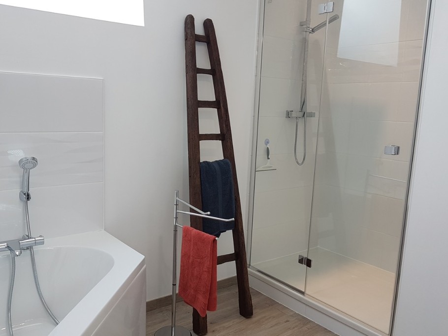 Douche et baignoire d'angle grandes dimension dans la salle de bain au 1er étage - la Ferme d'Alcide