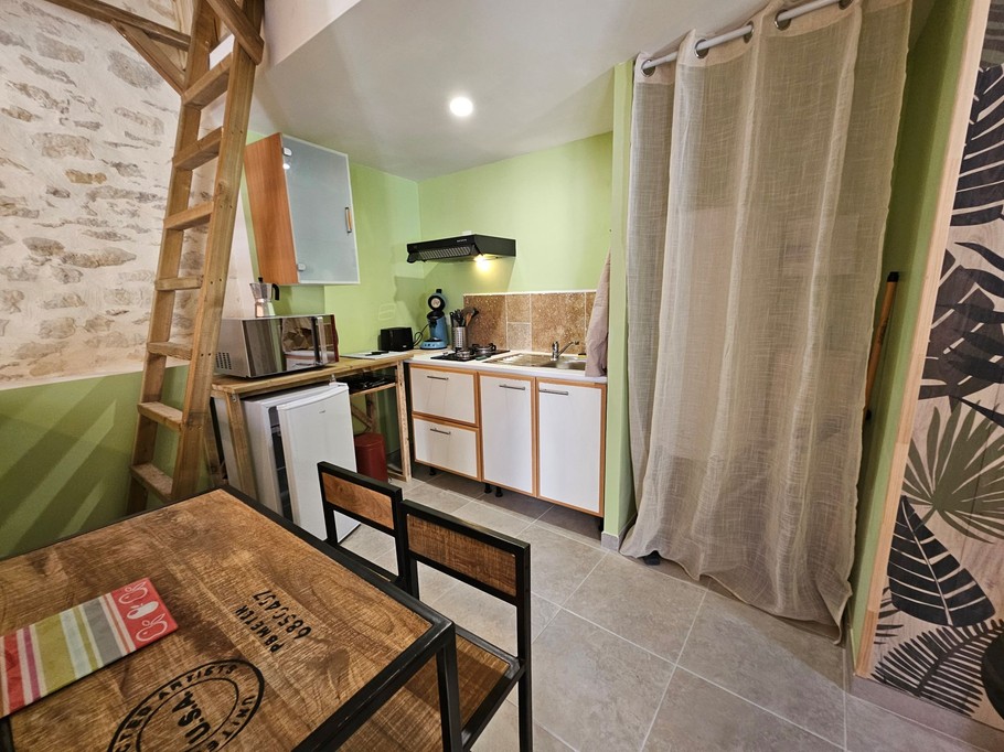 Cuisine aménagée sous la mezzanine