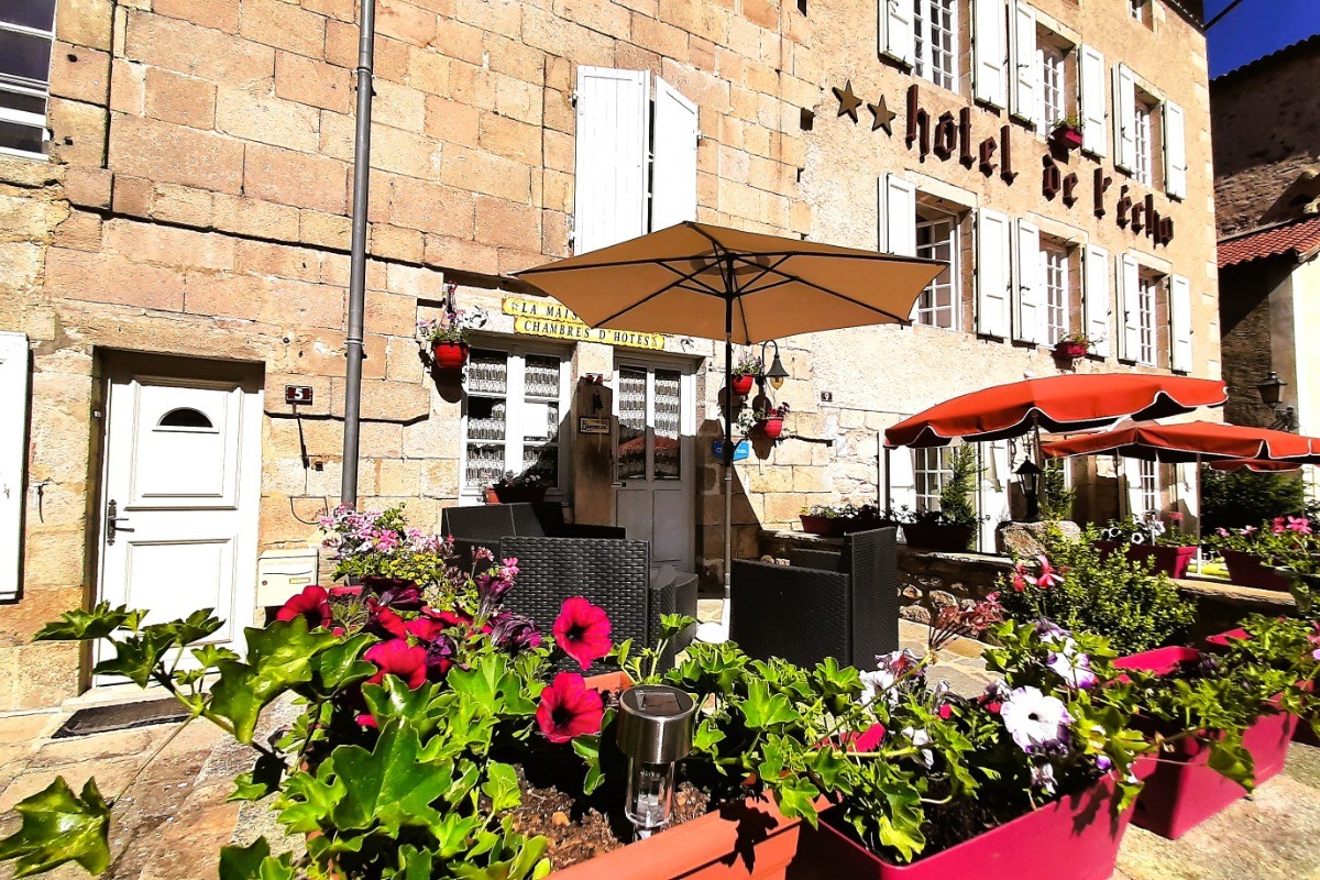 Chambres Clévacances - Lafayette et Cziffra - Terrasse fleurie et aménagée.