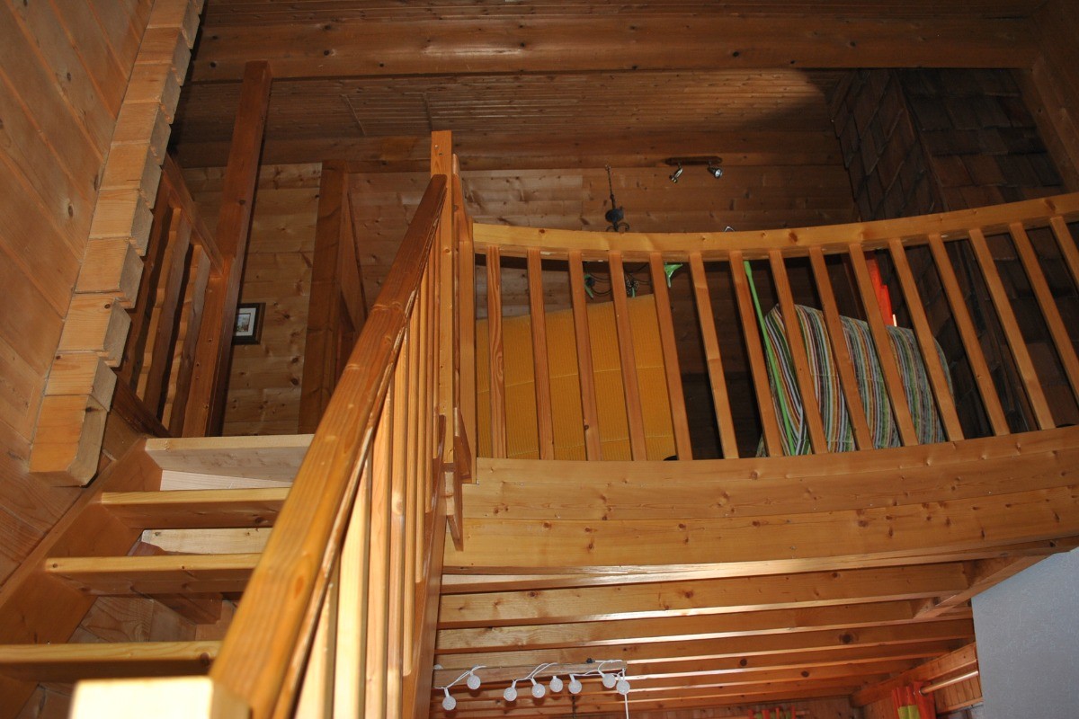 Accès Mezzanine par les escaliers en bois