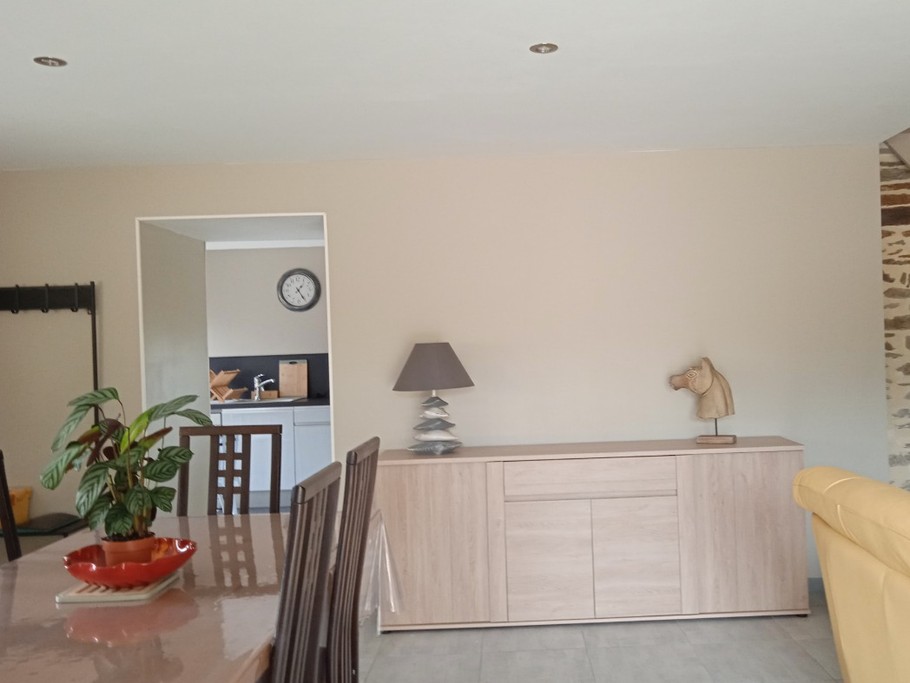 Vue de l'intérieur depuis la porte-fenêtre de la terrasse