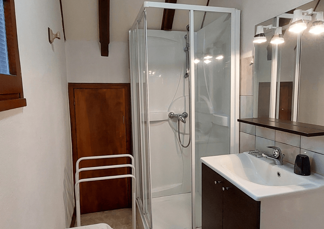 Salle d’eau fonctionnelle du gîte, avec douche et espace lumineux.