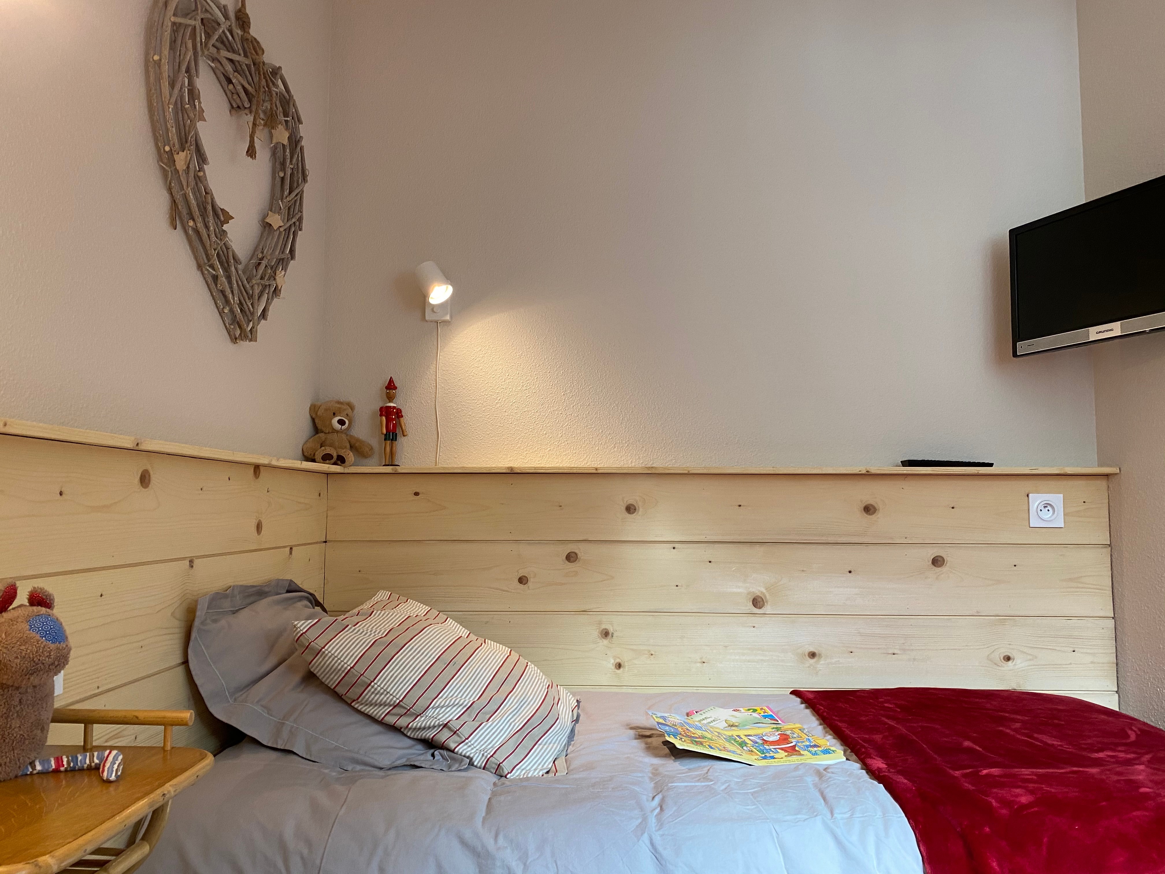 Chambre enfants avec TV Chromecast (diffusion uniquement depuis tablette ou  téléphone portable) ou pour console de jeux.