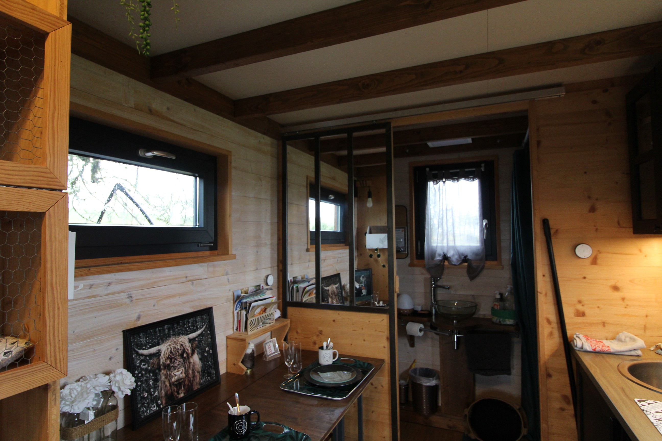 Espace repas / cuisine / salle d'eau - Tiny House O Ptit Nid Milie