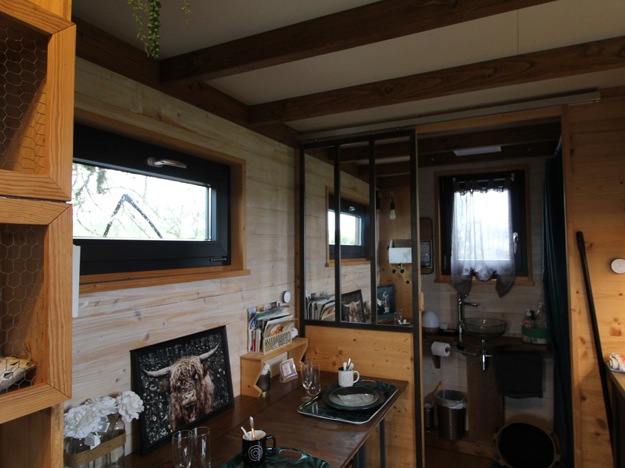 Espace repas / cuisine / salle d'eau - Tiny House O Ptit Nid Milie