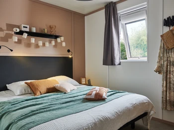 master bedroom: 160 x 200 bed, roller shutter