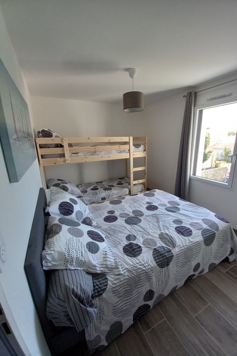Chambre 2 avec un lit en 140 et deux lits en 90 superposés