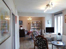 Sitting area with TV (comfortable sofa bed, sleeps 1). In a row, the living area. Independent kitchen on the left.