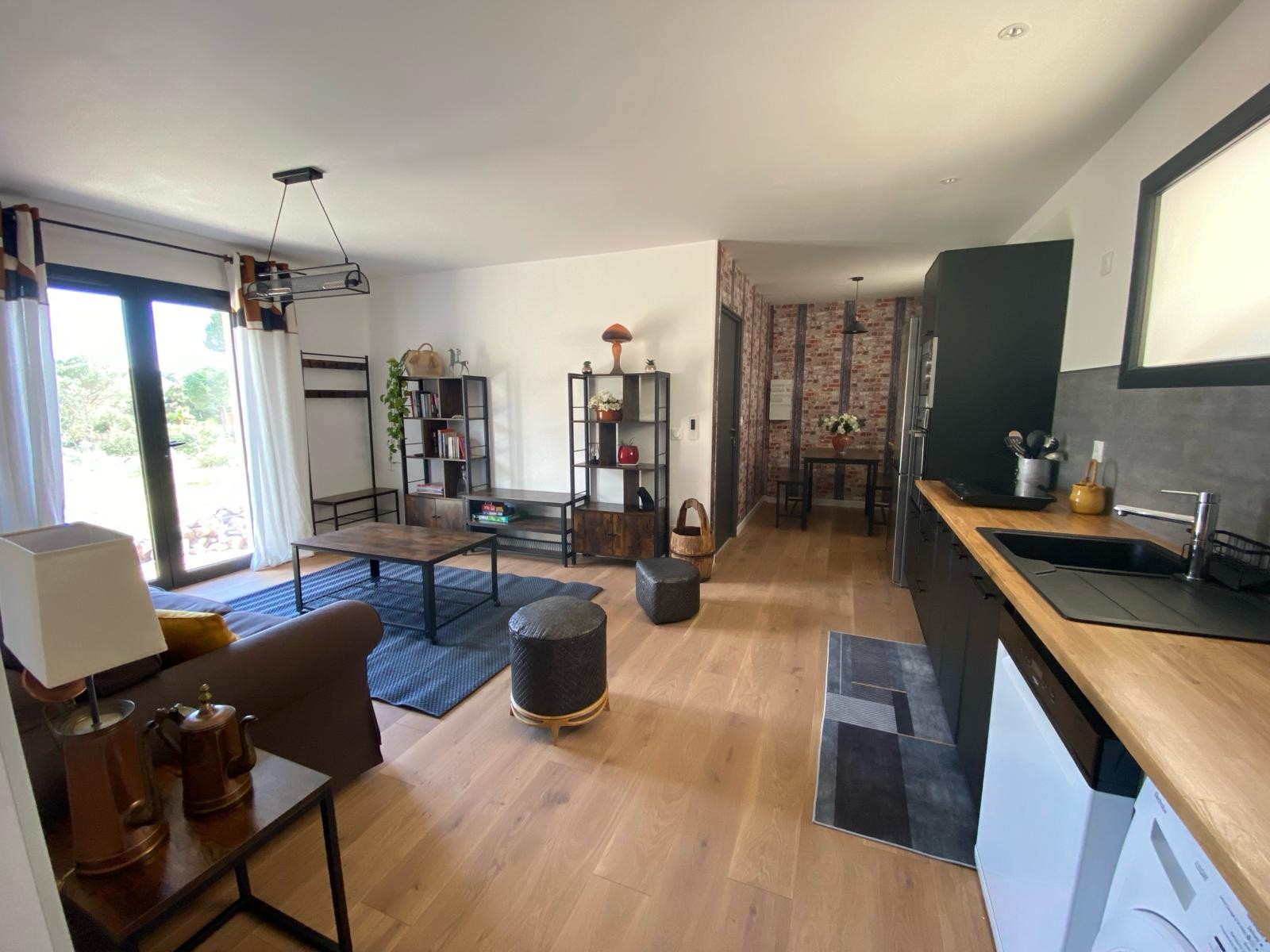 Vue salon et cuisine