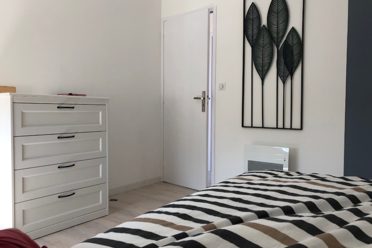 A l'étage : chambre avec un lit gigogne en 80, modulable en 1 lit en 160