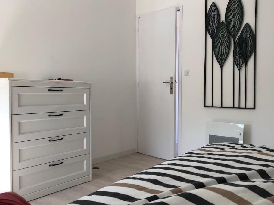 A l'étage : chambre avec un lit gigogne en 80, modulable en 1 lit en 160