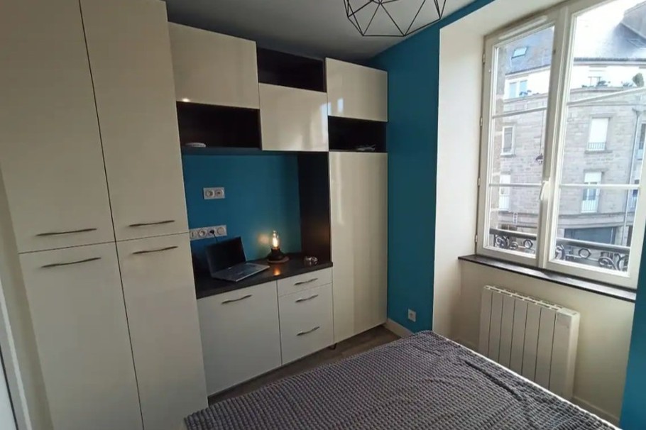 Chambre pour 2 personnes (lit 140x190 cm) avec large penderie et rangements.