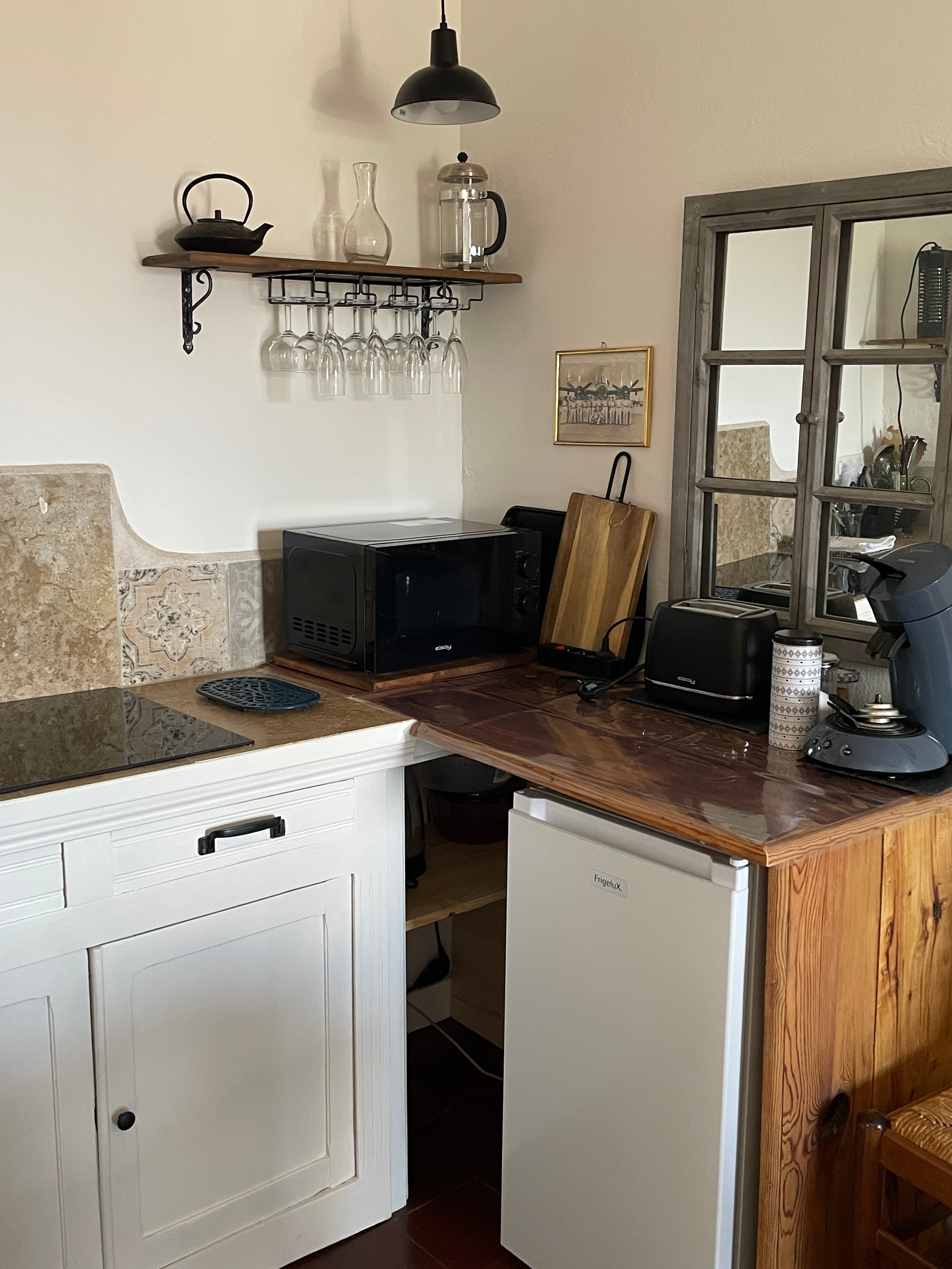 Cuisine equipée : refrigerateur, micro onde grill, plaques cuisson