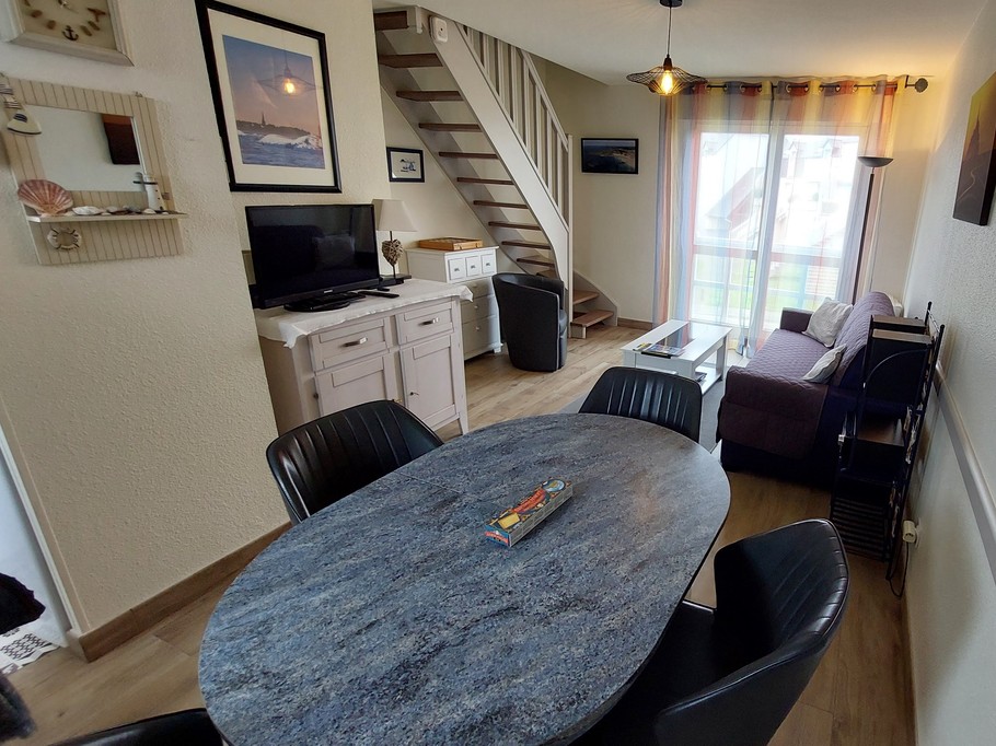 Le séjour-salon avec l'escalier donnant accès aux chambres et salle d'eau