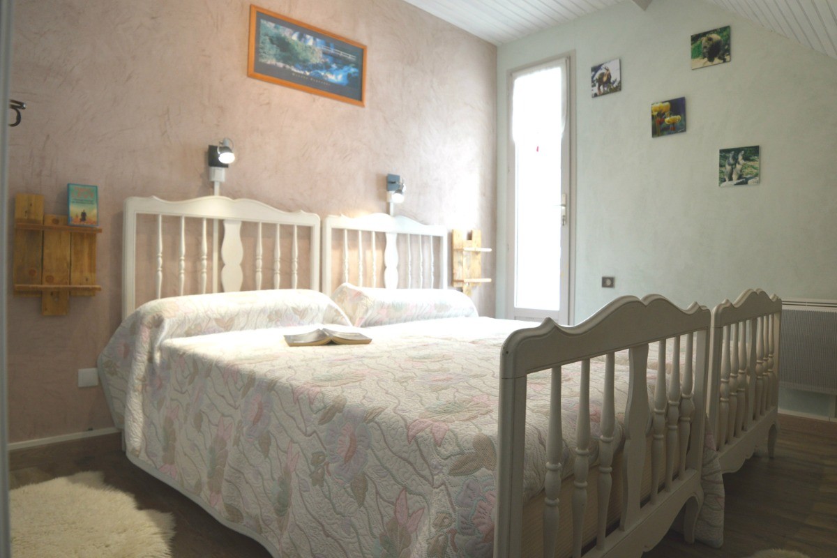 Chambre avec 2 lits en 90 cm. Fenêtre ouvrant sur les prés