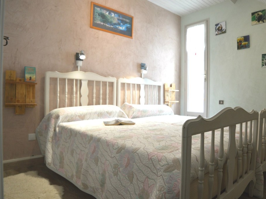 Chambre avec 2 lits en 90 cm. Fenêtre ouvrant sur les prés