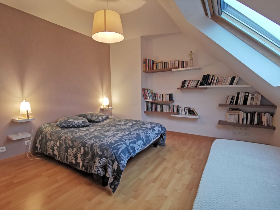 Upstairs bedroom with 1 double bed + 1 single bed (90cm)