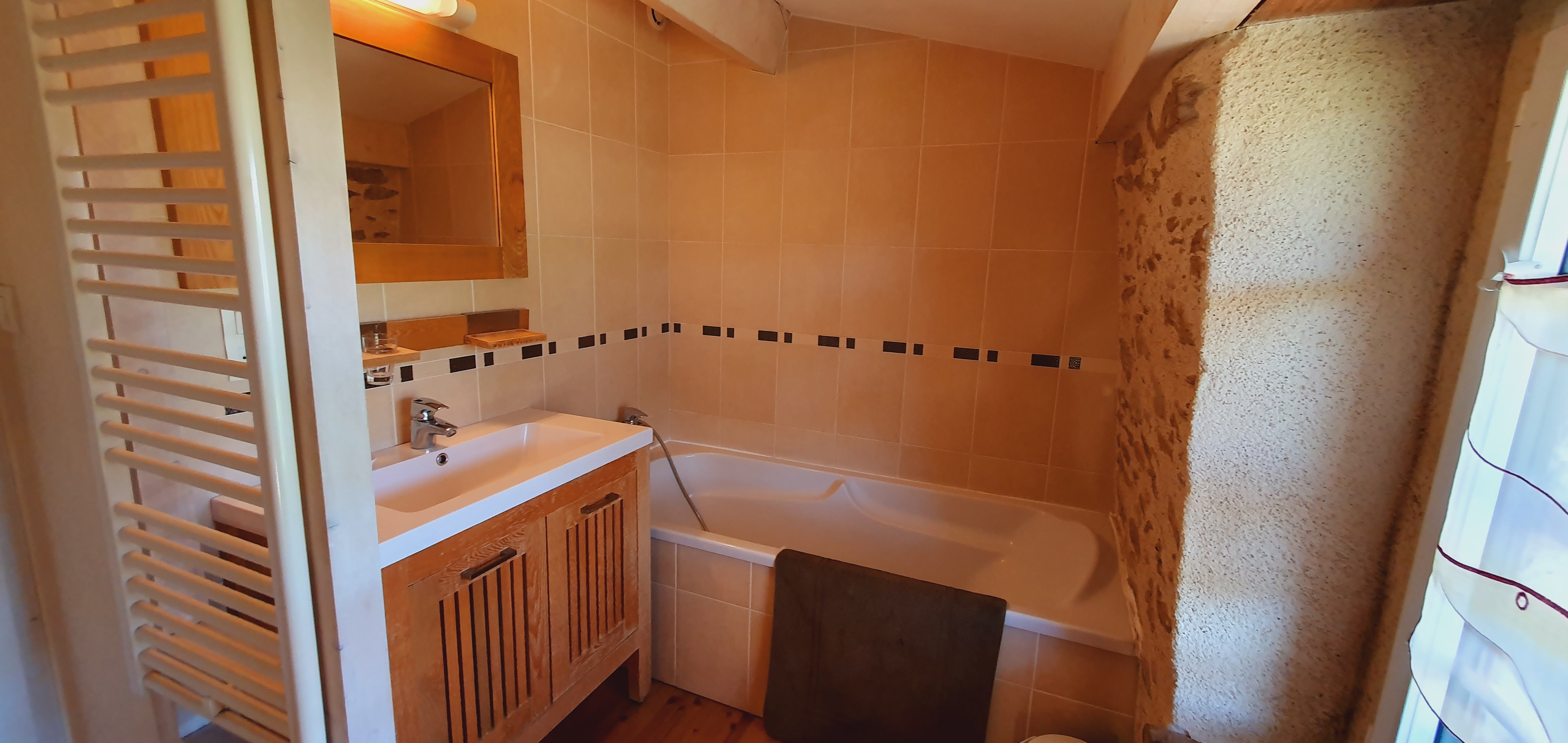 Baignoire et lavabo chambre 3