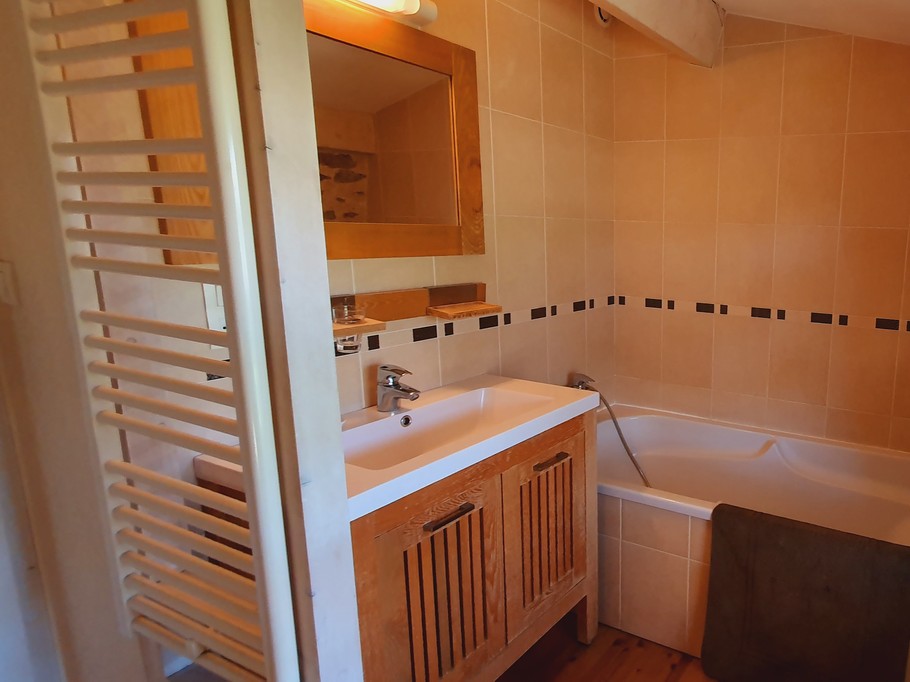 Baignoire et lavabo chambre 3