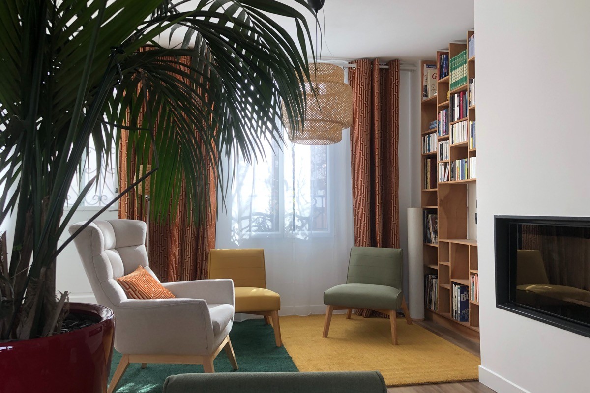 Salon bibliothèque avec fauteuils