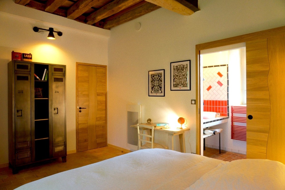 Chambre 1 en rez-de-jardin - pour 2 personnes (lit 160 cm) avec salle de d'eau privative communicante (meuble vasque et douche grande dimension).