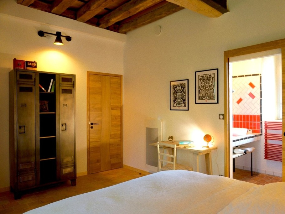 Chambre 1 en rez-de-jardin - pour 2 personnes (lit 160 cm) avec salle de d'eau privative communicante (meuble vasque et douche grande dimension).