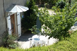 Terrasse abritée orientée plein Sud.