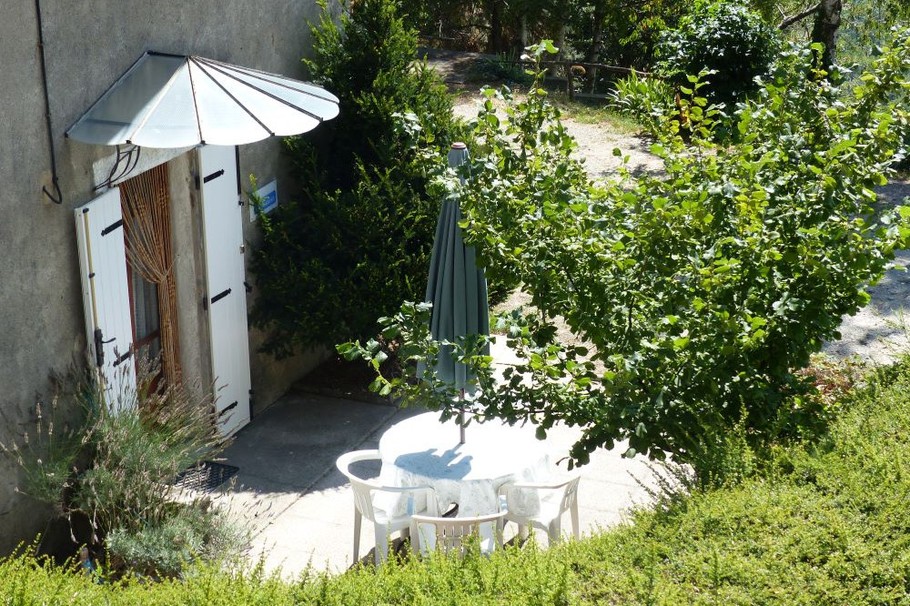 Terrasse abritée orientée plein Sud.