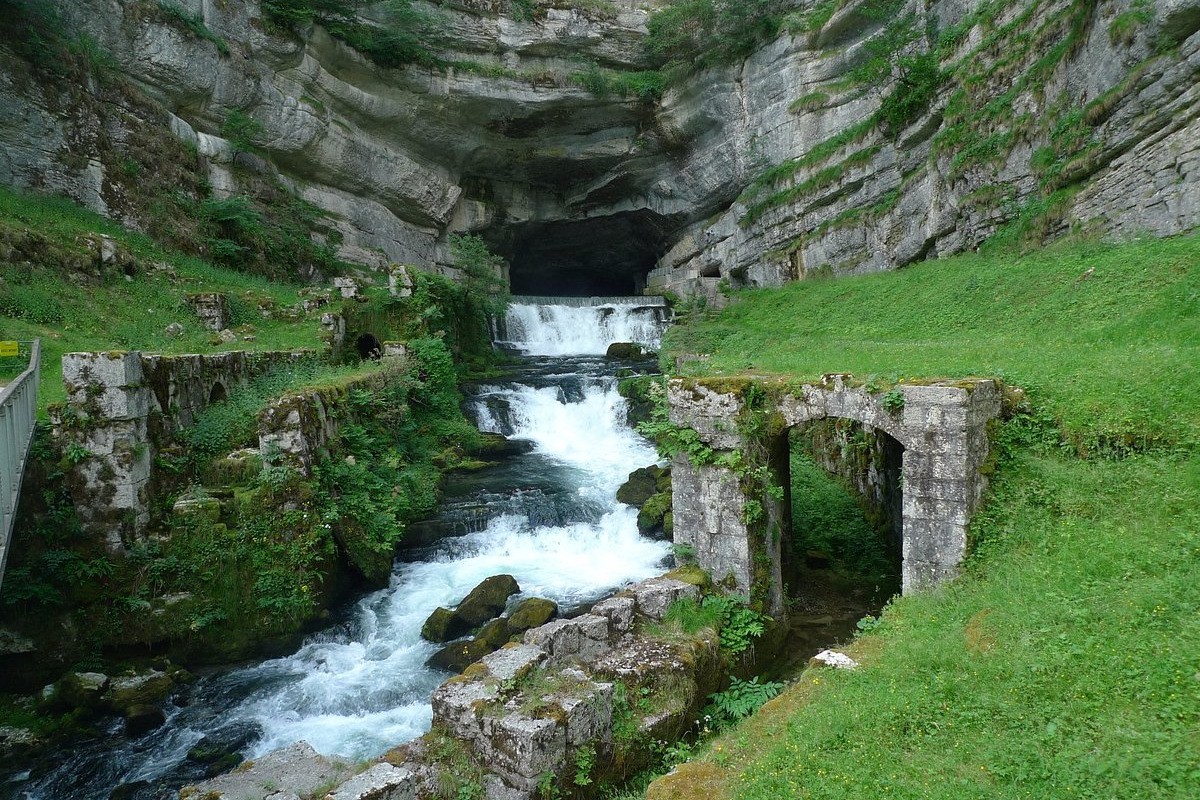 Source de la Loue (une belle balade au départ du village)