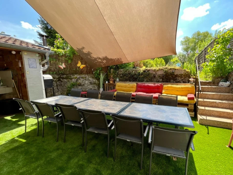 Terrasse avec cuisine d'été, plancha, salon de jardin - Gîte Escapade Vosgienne Celles-sur-Plaine, Vosges
