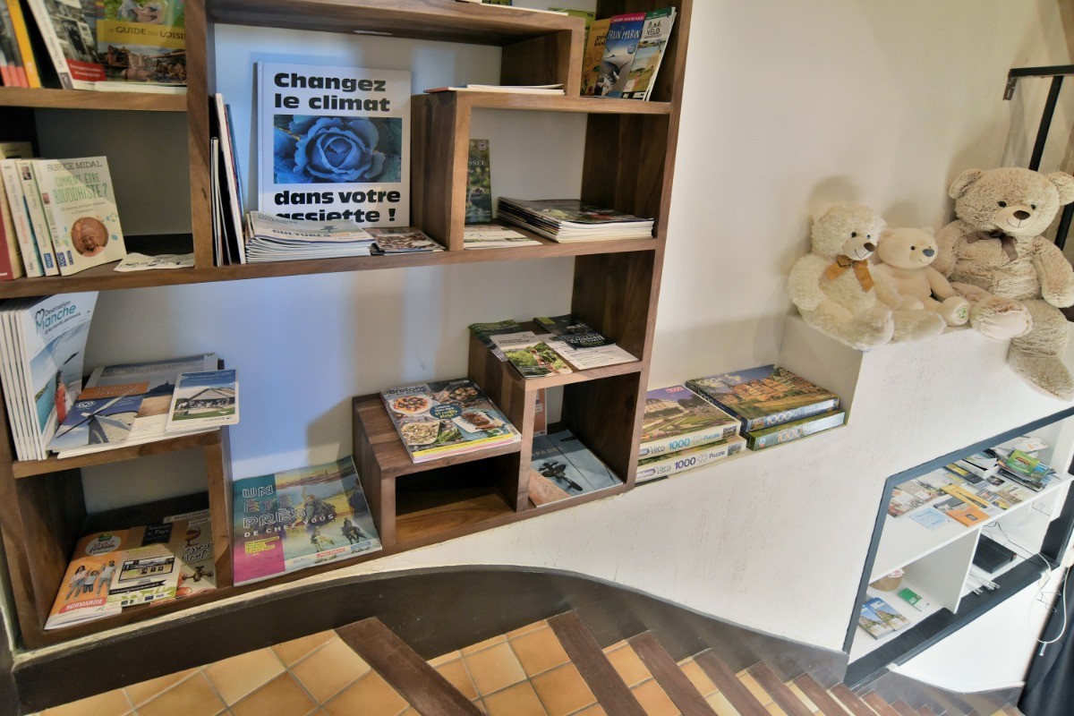 Large bibliothèque pour petits et grands.