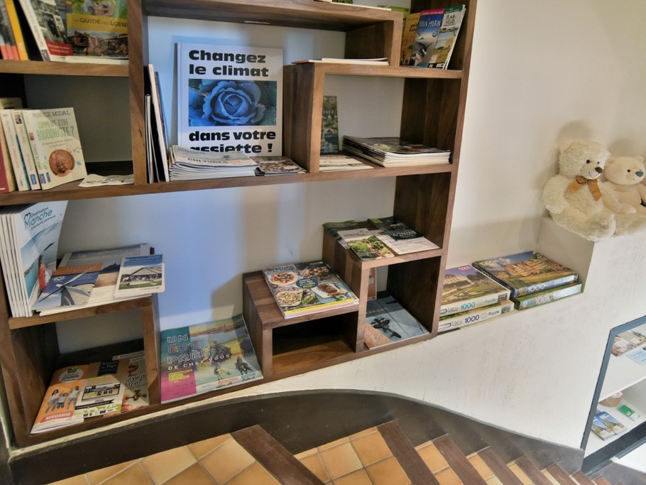 Large bibliothèque pour petits et grands.