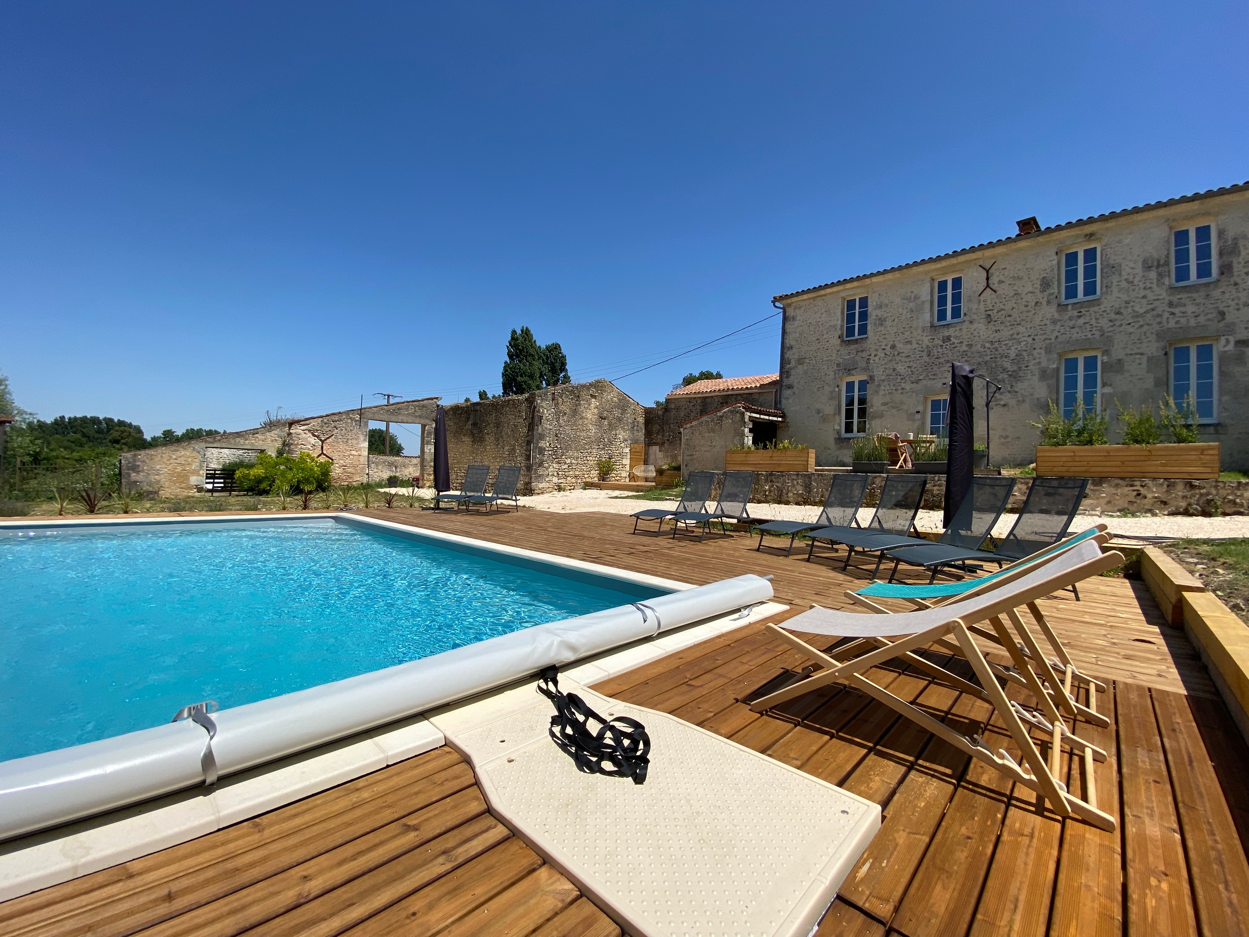 La piscine commune aux 3 gites de La Chauvinière en Charente maritime