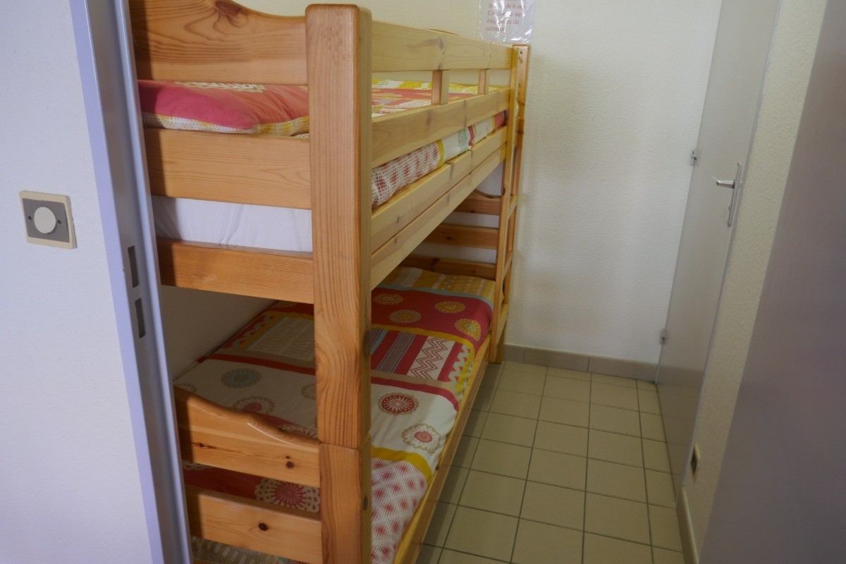 Chambre en alcôve avec deux lits en 80