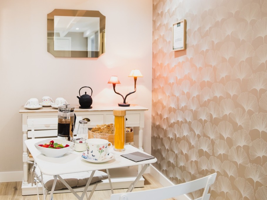 Salle de petit-déjeuner attenante à la chambre et tisanerie à votre disposition pendant votre séjour.