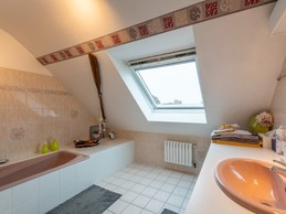 Salle de bain attenante à la chambre