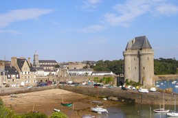 vue generale du site avec petite plage devant l immeuble